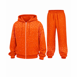 Conjunto deportivo de hombre con sudadera con capucha y pantalones de chándal con pedrería naranja brillante, con cremallera, estilo urbano, informal y deportivo. - Product Image 2