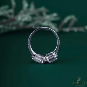 Bague de fiançailles pour femme en or blanc 18 carats avec deux diamants de laboratoire de forme mixte (poire et émeraude) et double halo, 3,33 carats - Product Image 6