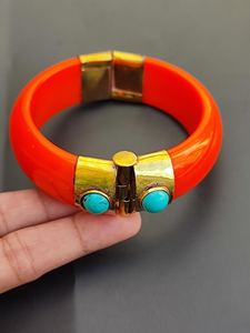 Brazaletes de latón hechos a mano con diseño moderno en relieve, diseño personalizado, accesorios para niñas de Universal Overseas en India. - Product Image 4