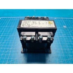 Square D 9070 Ser. Disjoncteur à déclenchement par shunt S30033-524-51, utilisé comme pièce détachée d'équipement semi-conducteur d'époque - Product Image 1