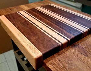 Planche à découper en bois durable pour la maison et les restaurants, planche à découper rectangulaire en bois avec design rayé, antidérapante - Product Image 1