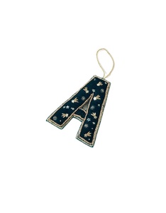 Magnifique porte-clés et accessoires de sac brodés de perles de graines vertes et brunes, motif arbre, fabriqués en Inde - Product Image 3