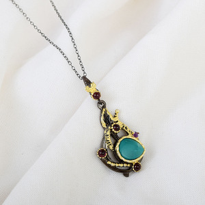 Colgante vintage de plata de ley S925 chapado en oro de 22K con turquesa, granate y amatista en engaste de bisel, diseño temático, joyería fina. - Product Image 4
