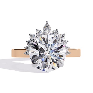 Bague de luxe en or massif 14 carats avec diamant de laboratoire rond de 3 carats et pierres latérales poire rondes, bijoux fins personnalisés pour mariage - Product Image 2