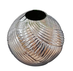 Ensemble de 2 vases décoratifs géométriques en métal argenté de style moderne, élégants centres de table en aluminium poli pour la décoration intérieure - Product Image 6