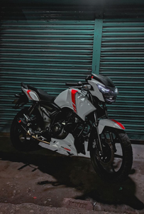 Motocyclette TVS "APACHE RTR 180" avec des touches sportives rouge, noir, argent et bleu vif, style Scrambler. - Product Image 6