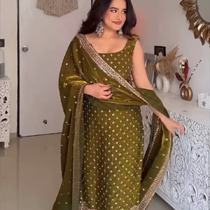 Conjunto de Traje Festivo de Lujo Moderno con Hilo Viscoso Pesado y Lentejuelas, Ideal para Bodas y Diwali, con Dupatta - Product Image 1