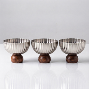 Elegante Juego de Tres Tazones de Metal Plateado Acanalado con Bases Esféricas de Madera, Perfecto para Decoración de Mesa Moderna y Servicio de Alimentos - Product Image 1