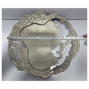 Centro de Mesa Rectangular Decorativo de Aluminio Fundido Hecho a Mano para Bodas y Diwali, con Borde Orgánico y Acabado Plateado Moderno - Product Image 2