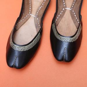 Chaussures Khussa pour femmes, chaussures pakistanaises fantaisie faites à la main avec des motifs brodés, chaussures plates pour l'été et l'hiver pour femmes et filles - Product Image 2
