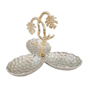 Designer Most Selling Silver Color Pickles Service Vaisselle Bol avec poignée en forme de feuille d'or Plats et assiettes pour ustensiles de cuisine - Product Image 1