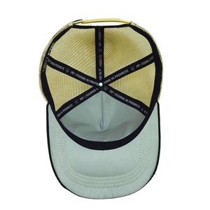 Casquette de camionneur 6 panneaux avec patchs logo brodés côté avant gauche, bandes contrastantes noir/jaune, fermeture snapback, toile OEM unisexe - Product Image 2