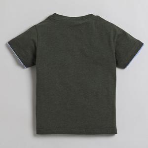 เสื้อยืดแขนครึ่งลายจุด100% ผ้าฝ้ายการผจญภัยที่ยิ่งใหญ่ตอนนี้-สีเขียวเข้ม - Product Image 2