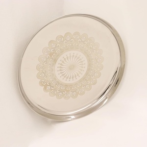Bandeja Redonda Metálica de Almacenamiento con Diseño Clásico Grabado y Acabado Pulido para Uso en Mesa - Product Image 2