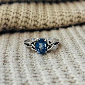 Anillo Boho de Topacio Azul y Latón, Plateado, Estilo Celta Vintage, Anillo de Moda al por Mayor para Mujer - Product Image 1