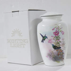 Urna Funeraria Negra Brillante con Diseño de Caballo Corriendo y Escena de Atardecer para un Homenaje Inspirado en la Naturaleza - Product Image 6