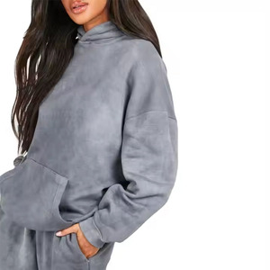 Ensemble deux pièces décontracté pour femme : sweat à capuche gris en molleton et pantalon de jogging assorti, coupe ample, tricoté, couleur unie, toutes saisons - Product Image 2