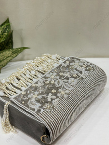 Bolso de mano indio con solapa y detalles de cadena, diseño botánico, accesorio formal de noche para mujer - Product Image 3