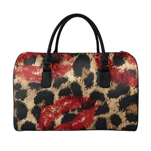 Bolsa de Viaje de PU para Mujer, Moderna, con Estampado de Leopardo y Diseño de Labios Rojos, Resistente al Agua, con Doble Asa - Product Image 3
