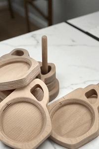 Sous-verres en bois faits à la main au design antique moderne avec des détails complexes pour une touche rustique et élégante sur la table - Product Image 6