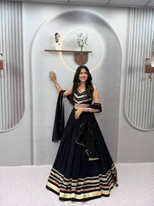 Conjunto Lahenga Choli de Algodón y Dupatta de Georgette con Bordado Pesado GAMTI y Lentejuelas - Product Image 2