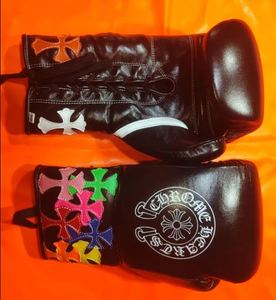 ถุงมือชกมวยหนังแท้คุณภาพสูง ตกแต่งโครเมียมฮาร์ท ระบายอากาศได้ดี ปิดแบบผูกเชือก พิมพ์ลายซิลค์สกรีน สำหรับฝึกซ้อมและต่อสู้ - Product Image 2