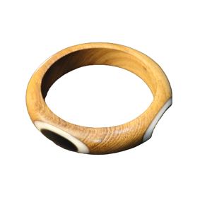 Brazalete de Resina y Madera Hecho a Mano de Lujo, Joyería Artesanal de Madera con Diseño Geométrico Incrustado en Blanco para Mujer, Ecológico - Product Image 1