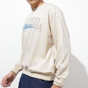 Sudadera con estampado tipográfico en beige, marrón y azul, con cuello redondo, mangas largas, estilo pullover y dobladillo acanalado. Hecho en Bangladesh. - Product Image 4