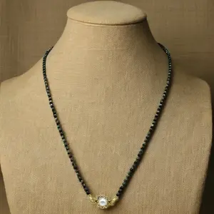 Collar Mangalsutra Tradicional Negro con Cuentas de 22K y Colgante de Perla Floral Dorada para Uso Diario y Ocasiones Especiales - Product Image 2