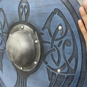 Bouclier Viking de 24 pouces, bleu, à motif celtique, avec bordure en acier, bouclier rond avec boss central et motifs décoratifs, manche en bois - Product Image 2