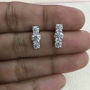 Boucles d'oreilles clous 3 pierres en argent sterling 925 plaqué rhodium avec diamants naturels taillés pour femme, 1,56 ct, bijoux tendance pour mariage et soirée - Product Image 5