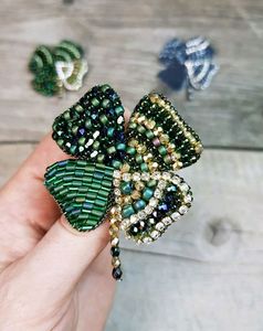 Broche brodée artistique perlée, accessoire de luxe fait main avec embellissements délicats en perles, broderie élégante inspirée de la nature - Product Image 4