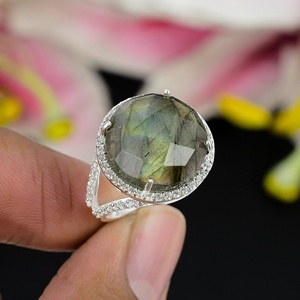 Anillo de Labradorita con Piedra Preciosa |   Anillo de Cóctel de Plata 925 con Labradorita Natural Facetada para Mujer - Product Image 1