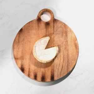 Planche à découper ronde en bois d'acacia avec trou de suspension, surface lisse et adaptée aux couteaux, durable et élégante, pour la cuisine et le service - Product Image 5