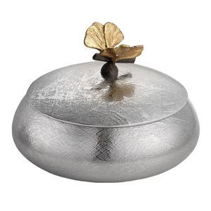 Tarro de almacenamiento de cera de vela de metal plateado en forma redonda perfecto para regalos para el hogar y soluciones de iluminación decorativa - Product Image 1