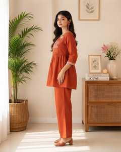 Conjunto coordinado de 2 piezas de Kurti y pantalón de algodón bordado para mujer |   Ropa Festiva y Casual en Color Naranja Óxido - Product Image 2