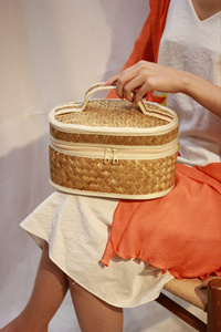 Bolsa de Maquillaje Artesanal Ecológica de Hierba de Sedge con Flores, Dos Asas, Cierre Abierto, Organizador de Cosméticos para la Vida Diaria y Viajes - Product Image 5