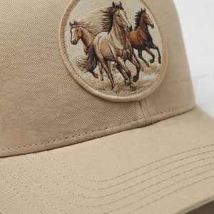 หมวกแก๊ปสีเบจ ตาข่ายด้านหลัง ปักลายม้าวิ่ง คุณภาพดี แฟชั่นประจำวันสำหรับผู้ชาย ให้ความสบายและปกป้องจากแสงแดด - Product Image 4