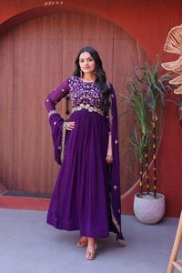 ชุดเดรส Anarkali ดีไซน์เนอร์ พร้อมผ้าคลุมไหล่ ประดับด้วยงานปักลายดอกไม้ ปักดิ้นทอง และลูกปัดแบบท่อ ราคาขายส่ง - Product Image 2