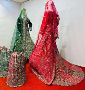 Tenue traditionnelle Lehenga Choli en velours avec motifs brodés et décorations en pierres, robe de mariée et de cérémonie - Product Image 1