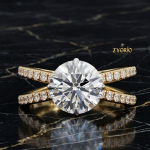 แหวนหมั้นเพชรทรงกลมทองคำ 10K แบบ Solitaire แหวนเพชรฝังแบบ Split Shank แหวนเพชรเพาะเลี้ยงในห้องปฏิบัติการ แหวนแต่งงานสำหรับผู้หญิง - Product Image 1
