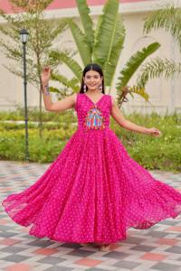 Colección de Vestidos Especiales para Navratri, con Bordado de Diseño, Trabajo con Espejos Reales y Tela Faux Georgette - Product Image 2