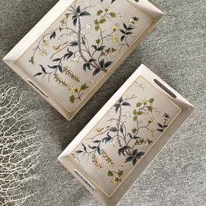 Bandeja de servir de madera esmaltada hecha a mano para comedor con estampado floral y opciones personalizables - Product Image 3