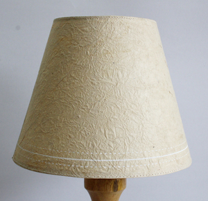 100% fibra de Lokta y su papel tiene una historia budista antigua del Himalaya y produce una luz espectacular alrededor de la lámpara de madera. - Product Image 2