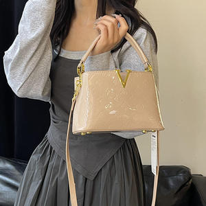 Bolso Bandolera de Lujo al por Mayor Estilo Coreano con Diseño de Letras Grabadas, Bolso de Hombro de Cuero Charol con Superficie Brillante - Product Image 5