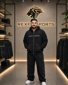 ชุดวอร์มผู้ชาย Rexfit สีดำ ผ้าฟลีซ ลายปักด้านข้าง ชุดกีฬาแบบกำหนดเอง เสื้อฮู้ดดี้ กางเกงจ็อกเกอร์ ชุดวอร์ม 2 ชิ้น - Product Image 1