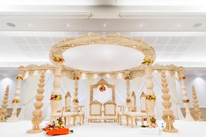 Mandap à trois poteaux personnalisé pour mariage en bord de mer avec dessus floral circulaire – Meilleur design de Mandap de mariage en bord de mer - Product Image 6