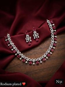 Conjunto de Collar y Aretes de Oro con Incrustaciones de Kundan y Perlas, Joyería de Boda para Mujer, Estilo Clásico, Diseño Geométrico - Product Image 3