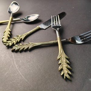 Juego de cubiertos de 5 piezas con diseño de tallo de trigo dorado, dos tenedores, un cuchillo y dos cucharas con diseños de mango cruzado de cáscara de trigo. - Product Image 6