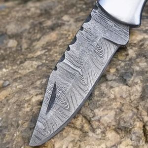 Couteaux pliants de chasse à manche bleu avec lame en acier poli, embouts métalliques et étui en cuir cousu pour la chasse et le camping - Product Image 4